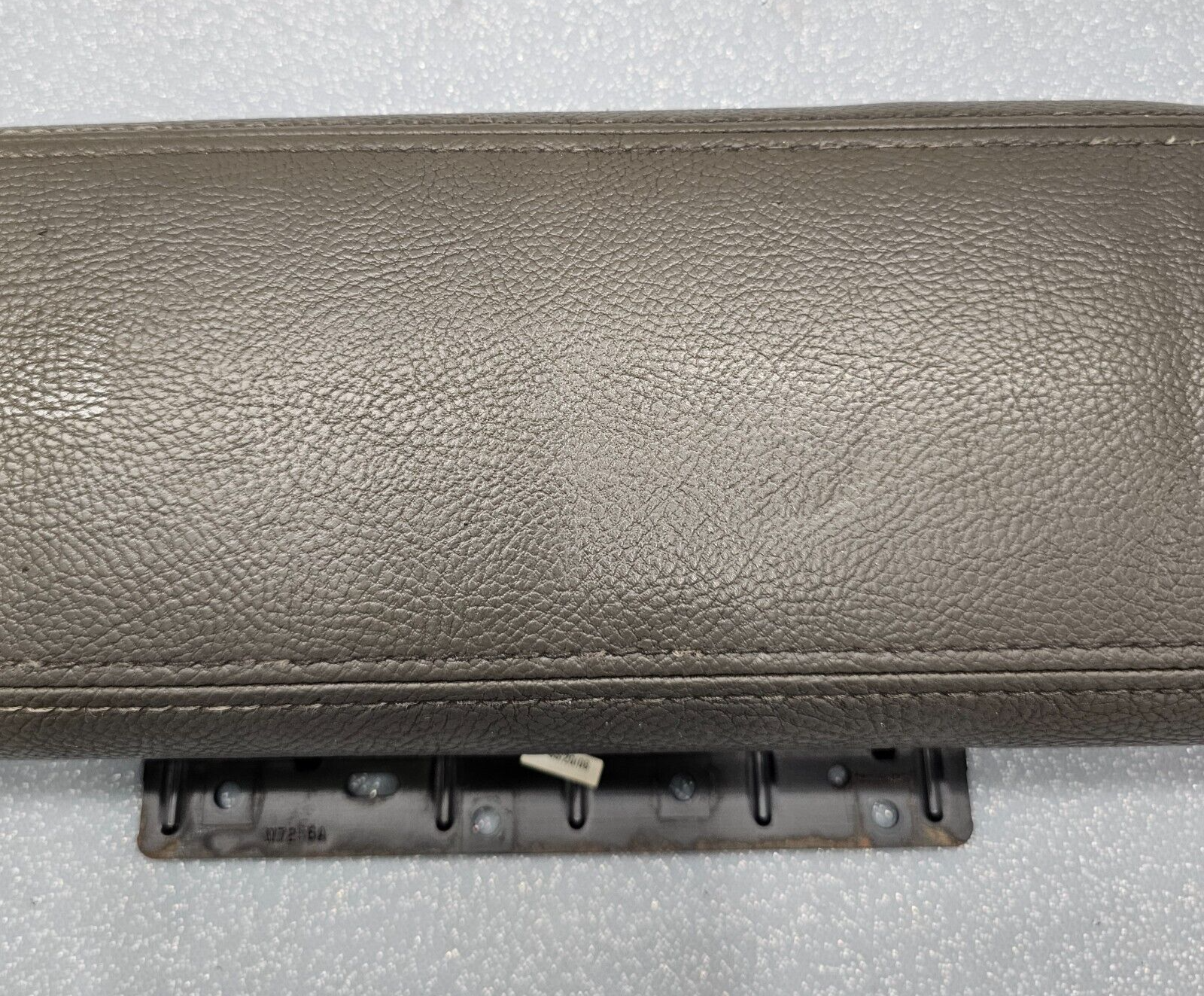 08-11 Dodge Dakota Center Console Lid Armrest Top Pad Leather Cover Assembly Tan