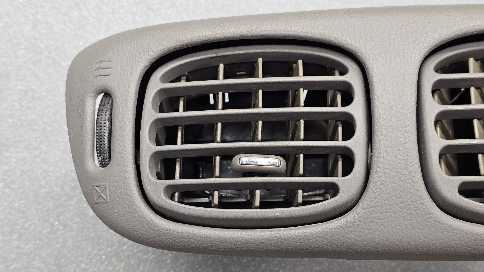🔥03-09 Chevy Trailblazer EXT Center Dash Air Vent Heater Conditioning Gray OEM