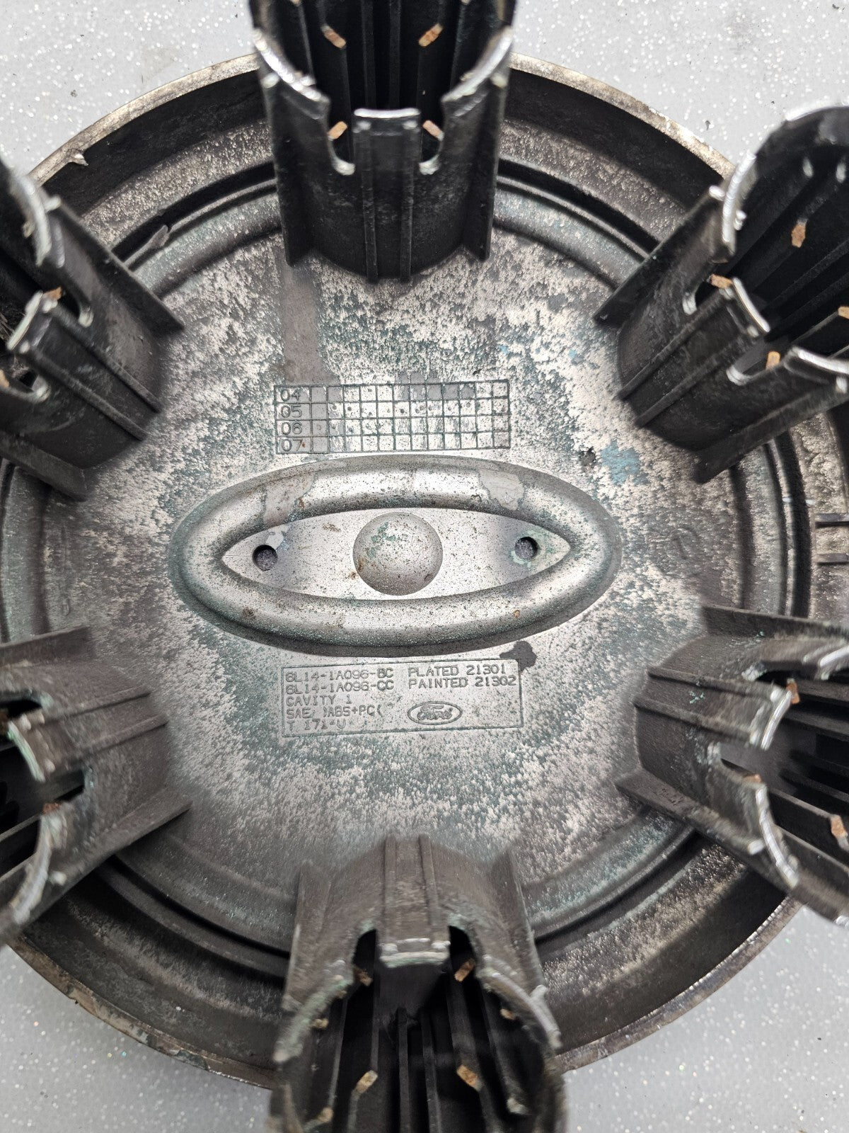 03-06 Ford Expedition Front Rear Wheel Center Cap Lip Hubcap Gray Silver Chrome