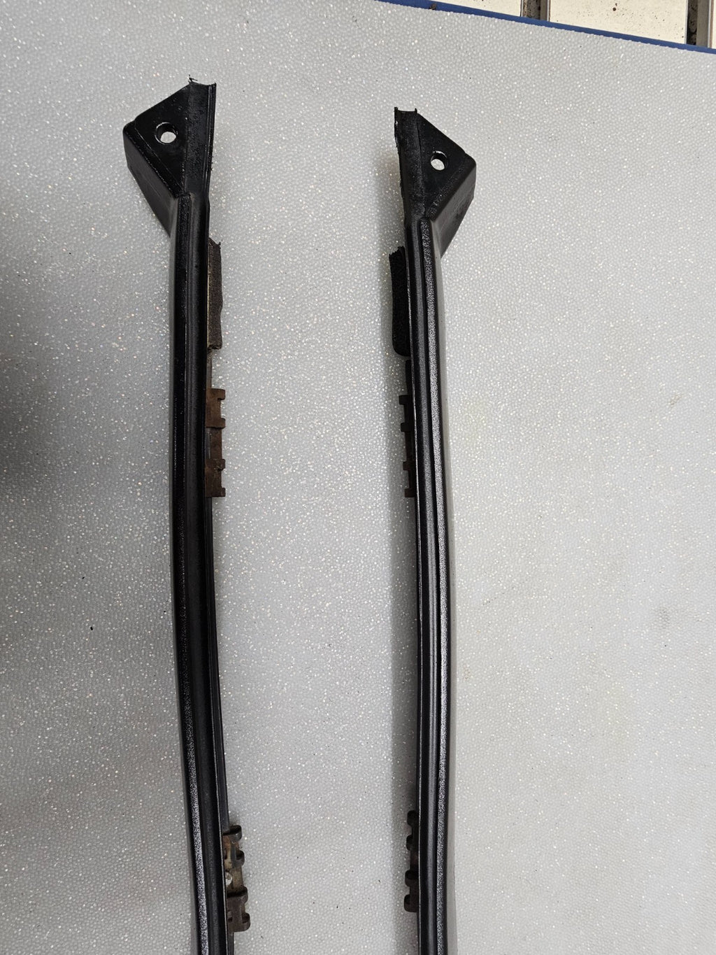 05-10CHRYSLER 300 CHARGER MAGNUM LEFT &RIGHT WINDSHIELD SRT8 SRT PILLAR MOLDING