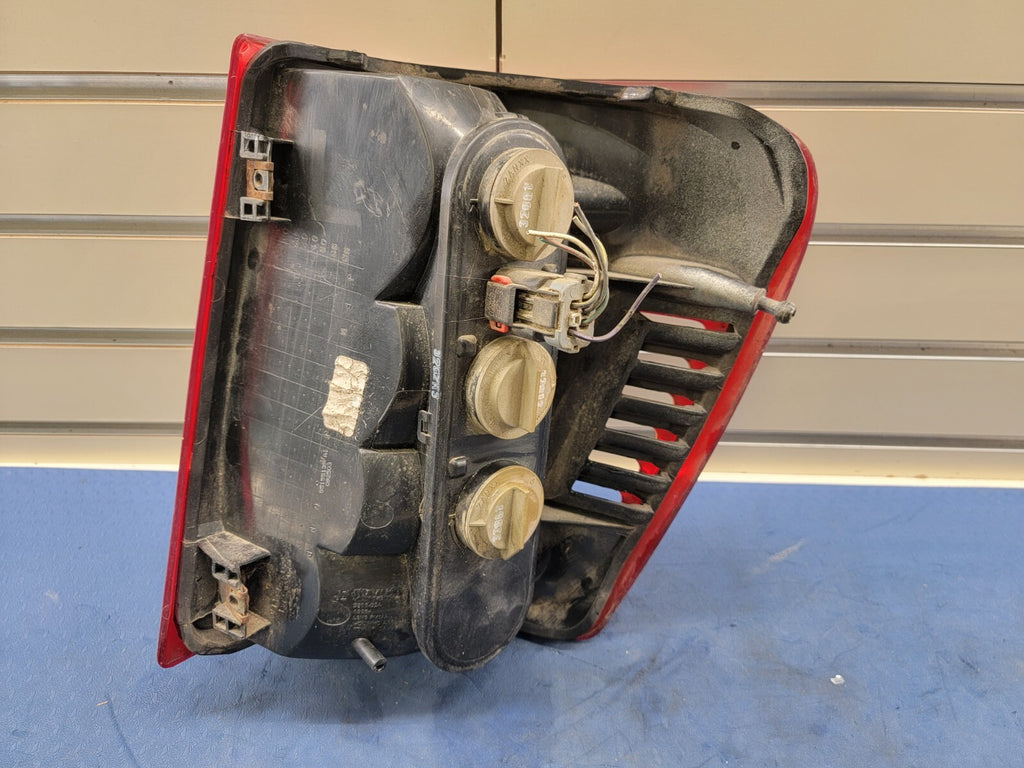 🔥1999-2004 Jeep GRAND Cherokee Rear DRIVER Side Tail Light Light OEM