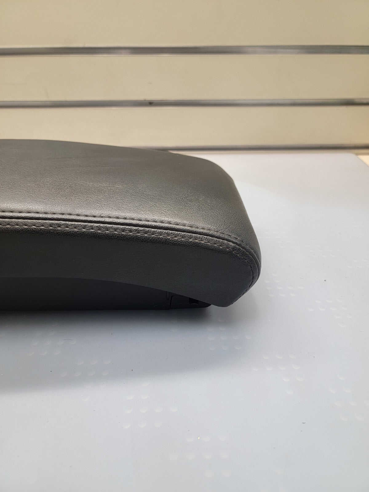 🔥08-12 Chevy Malibu FRONT CONSOLE LID ARMREST ASSEMBLY SLIDING STORAGE BLACK