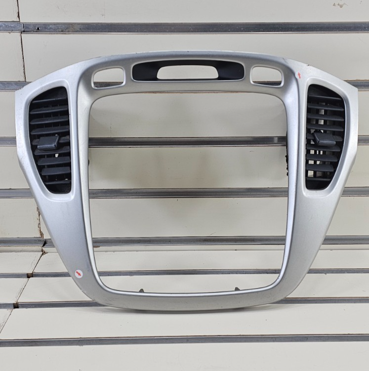 01-07 TOYOTA HIGHLANDER CENTER DASH RADIO CLIMATE TRIM SURROUND BEZEL SILVER B66