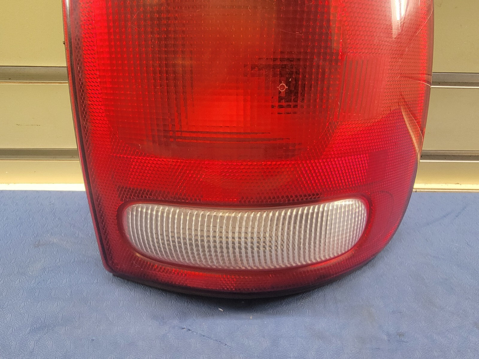 🔥1998-2003 Dodge Durango Tail Light Lens and Housing RIGHT