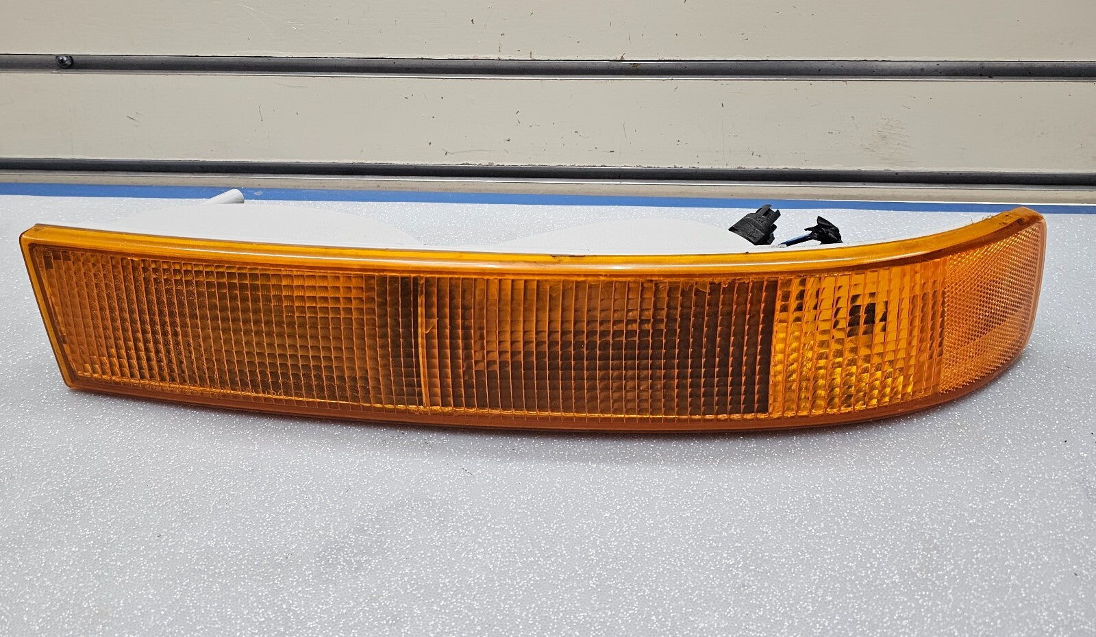 03-21EXPRESS SAVANA Passenger RIGHT Turn Signal Parking Light Amber Lens Housing