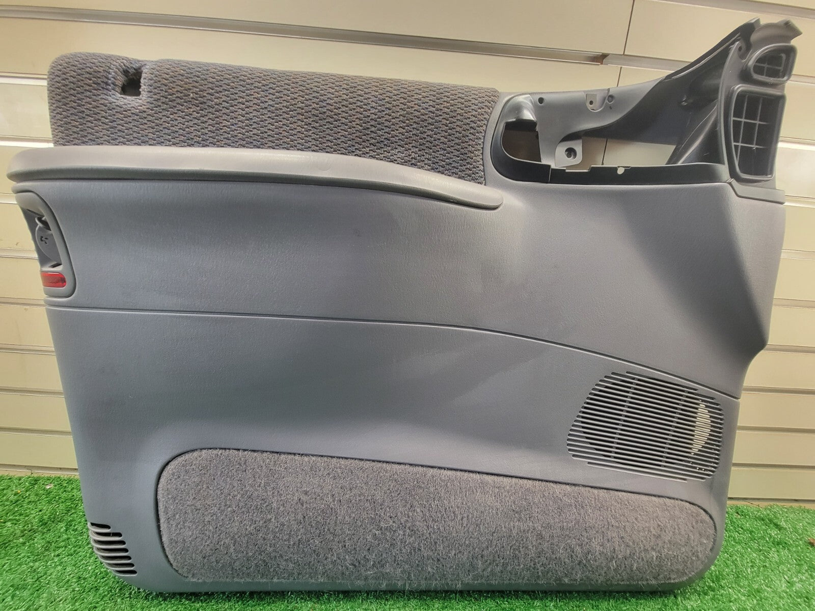 🔥96 - 00 CARAVAN VOYAGER TOWN & COUNTRY LEFT FRONT DOOR PANEL GRAY