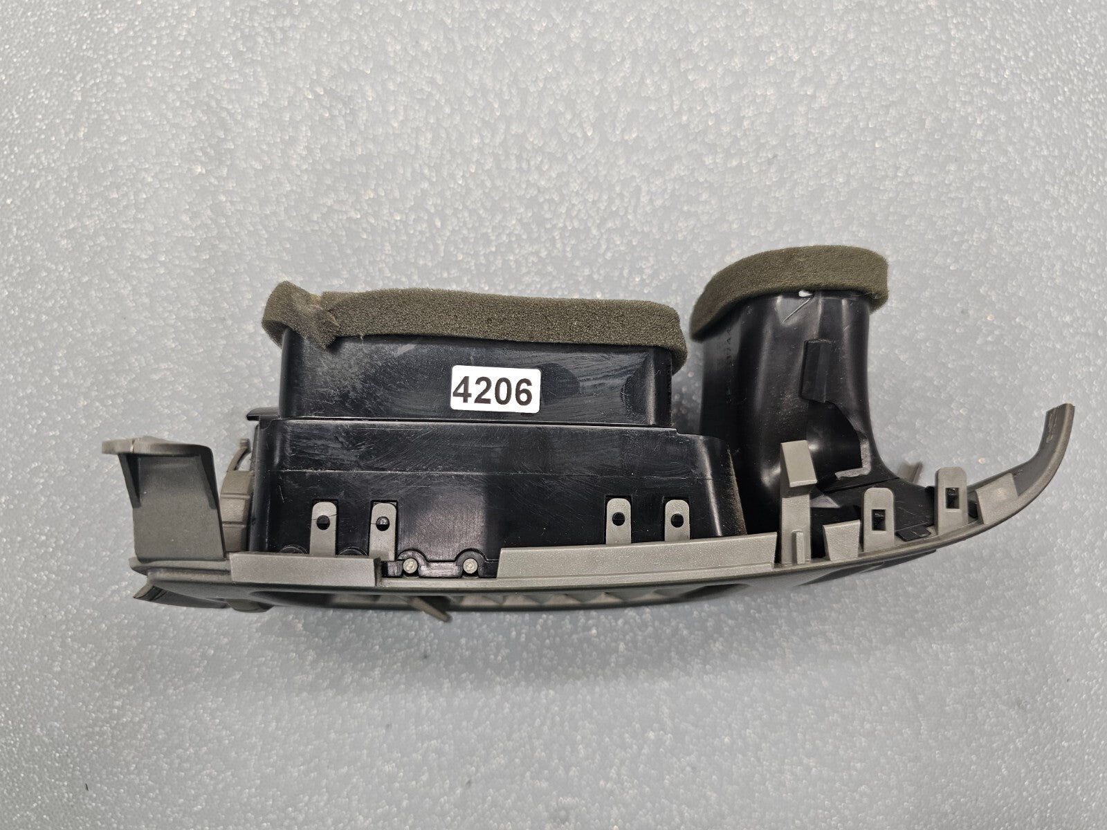 05-15 NISSAN TITAN ARMADA QX56 DASH FRONT CENTER LEFT AIR VENT HEATER TRIM GRAY