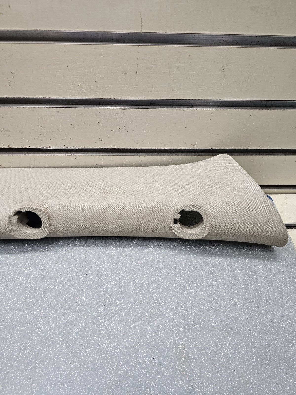 07-13 Silverado Sierra A Pillar Roof Molding RIGHT Passenger  Speak Lt GRAY P2