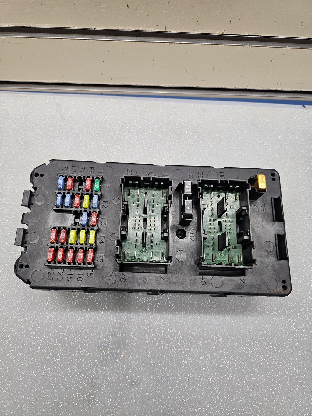 05-06 Jeep Grand Cherokee WK Body Control Module BCM Fuse Junction Box Assembly