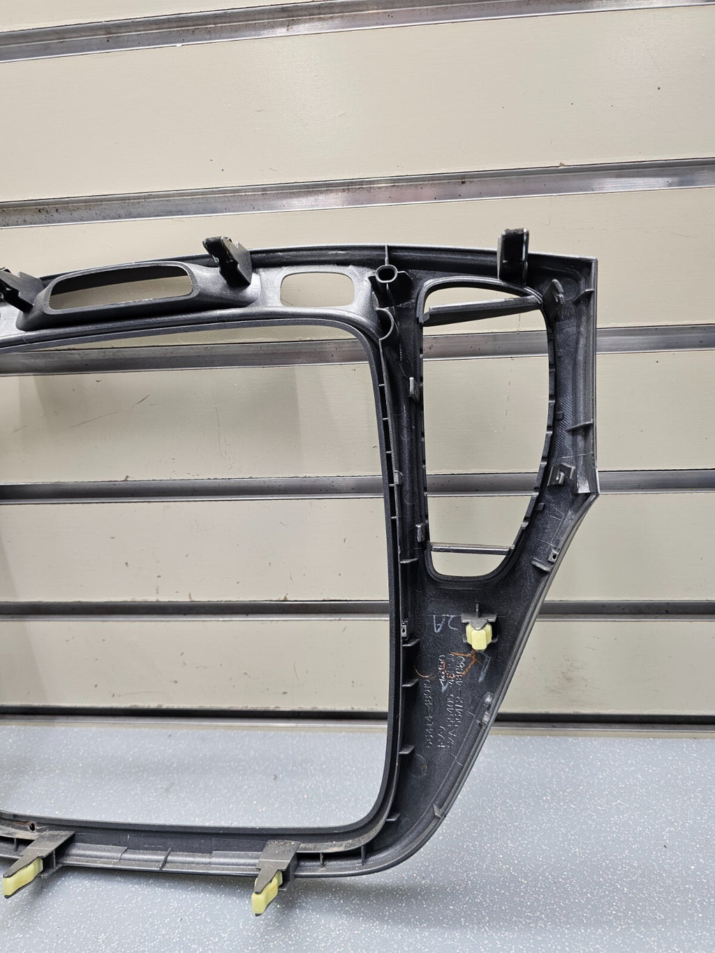 01-07 TOYOTA HIGHLANDER CENTER DASH RADIO CLIMATE TRIM SURROUND BEZEL SILVER B66