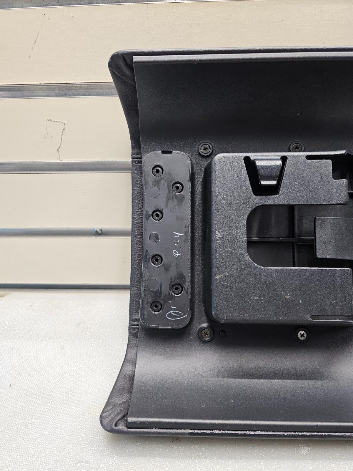 03-06 Lincoln Navigator Front Center Console Lid Arm rest Dove Leather BLACK L18