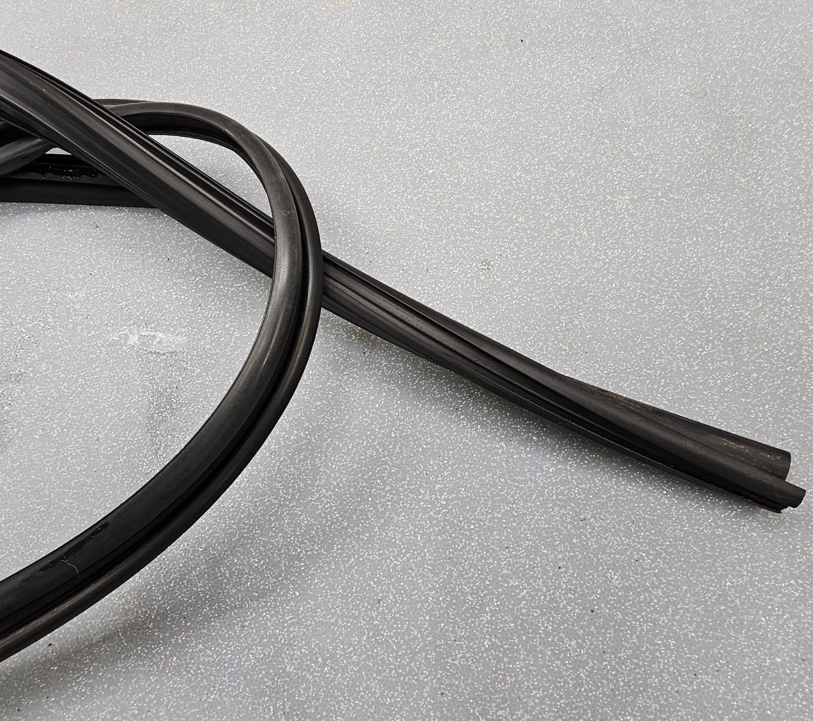 03-08 Pontiac Vibe front passenger WINDOW weatherstrip GUIDE channel seal b11/PV