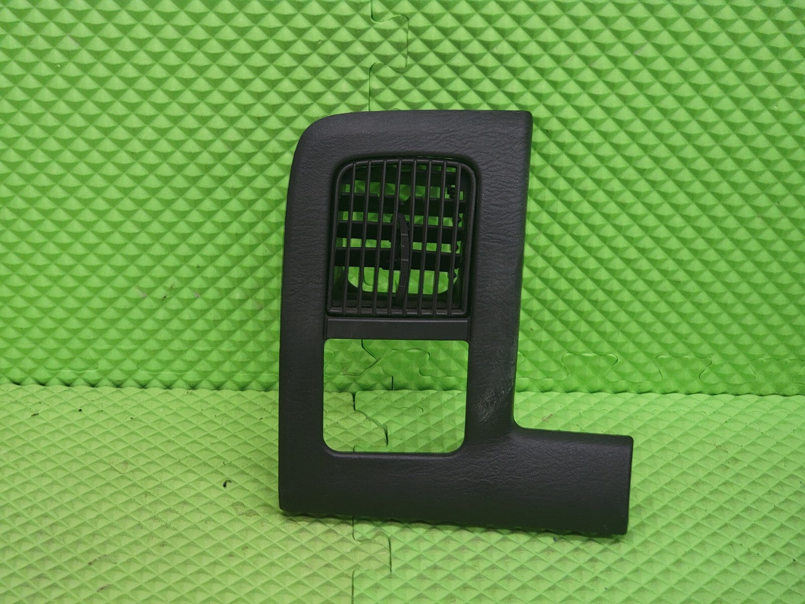 02-05 Dodge RAM Front Left Driver Side A/C Heat Air Vent Taupe BLACK VT7
