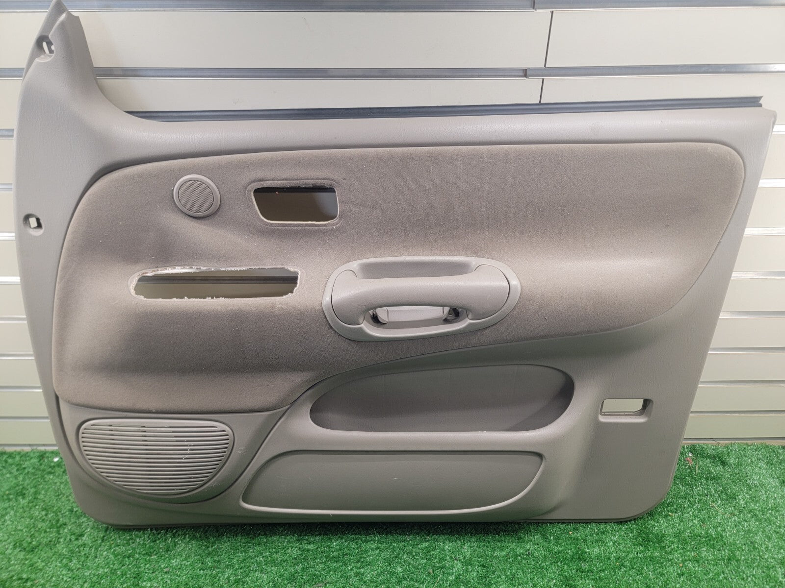 🔥2004-2006 Toyota Tundra Crew Cab DoorTrim Panel front right passenger gray D20