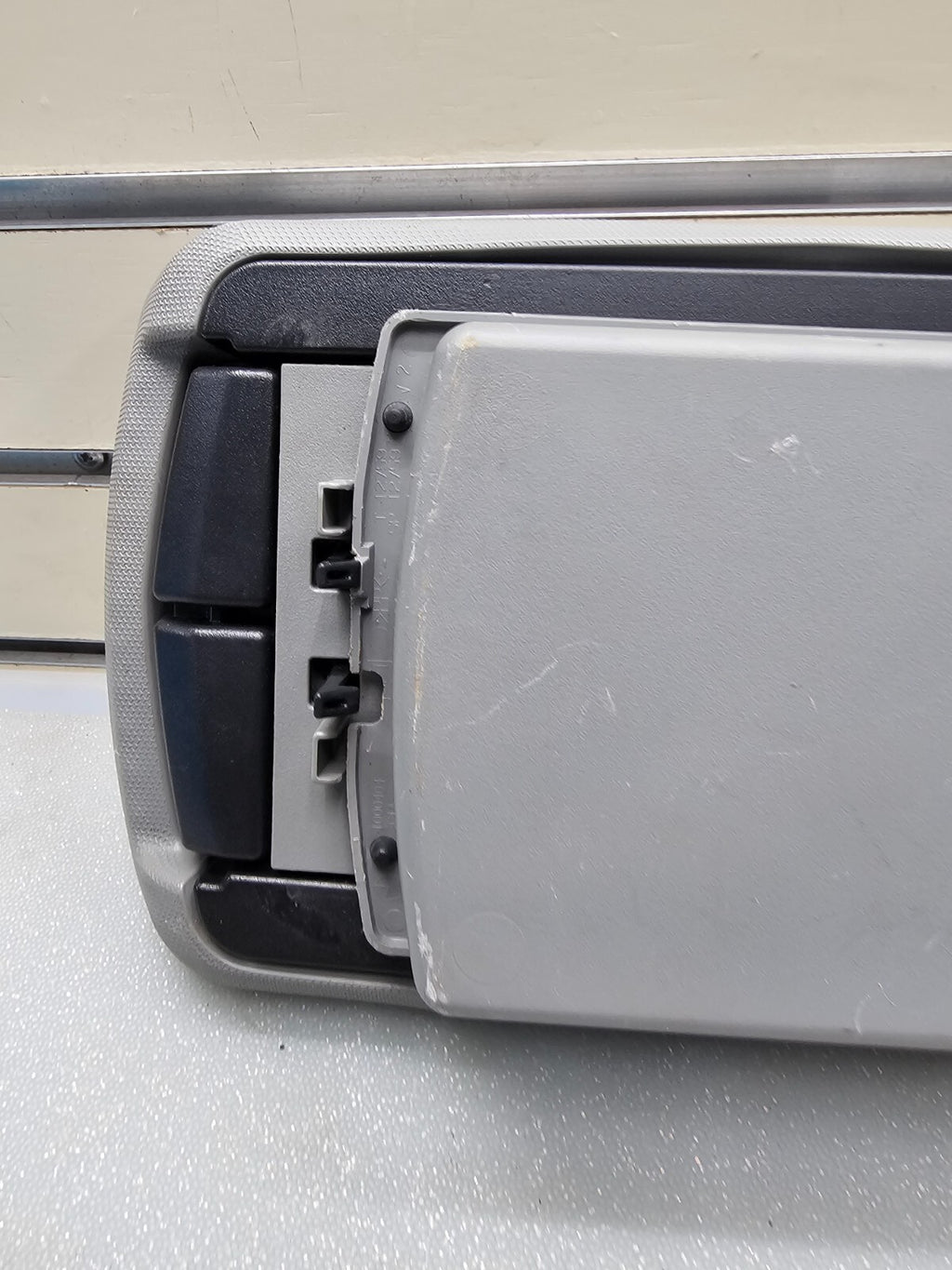 07-10 Chrysler Sebring Center Console Lid Armrest Storage Assembly Top Gray OEM