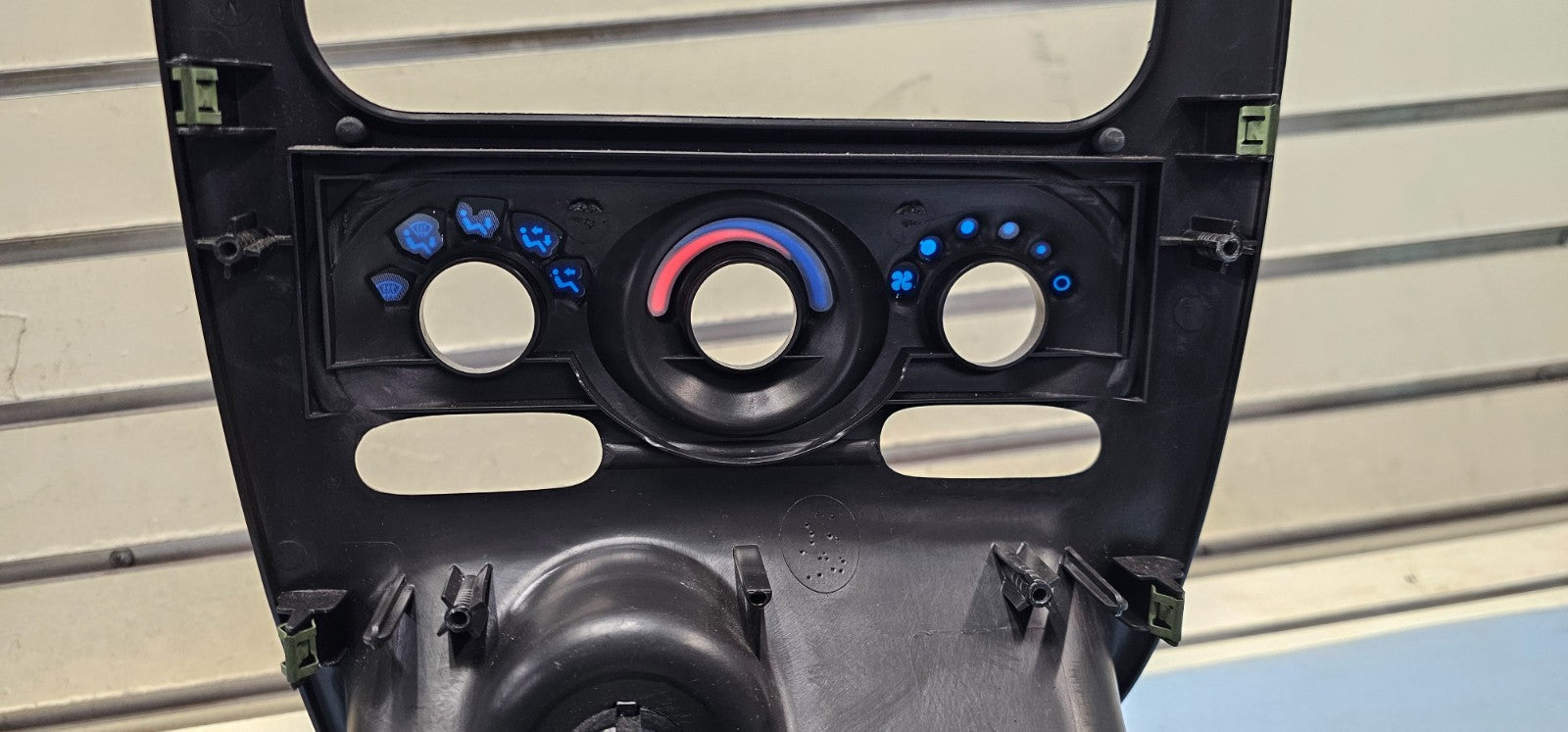 01-04 ALERO DASH AM FM RADIO STEREO DISPLAY RECEIVER CLIMATE CONTROL BEZEL BLACK