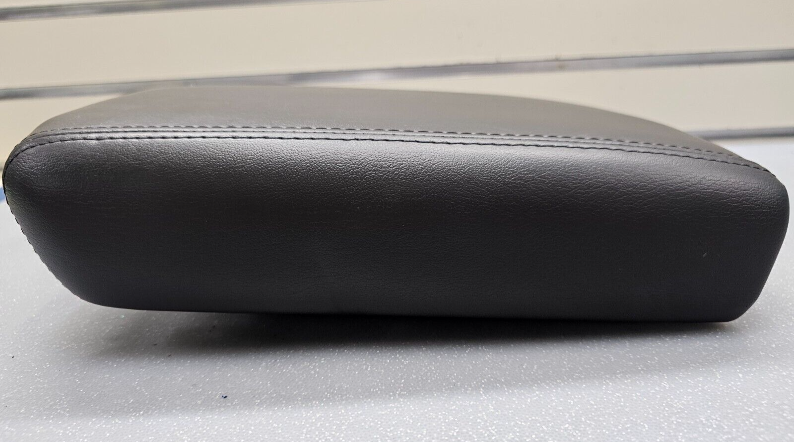 07-17 TRAVERSE ACADIA Outlook Enclave Leather Armrest Center Console Lid Black