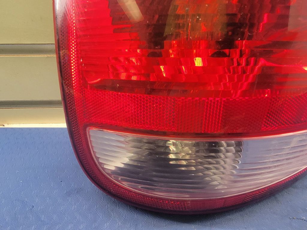 🔥04-07 chrysler Town Country Dodge Grand Caravan left driver Taillight Assembly