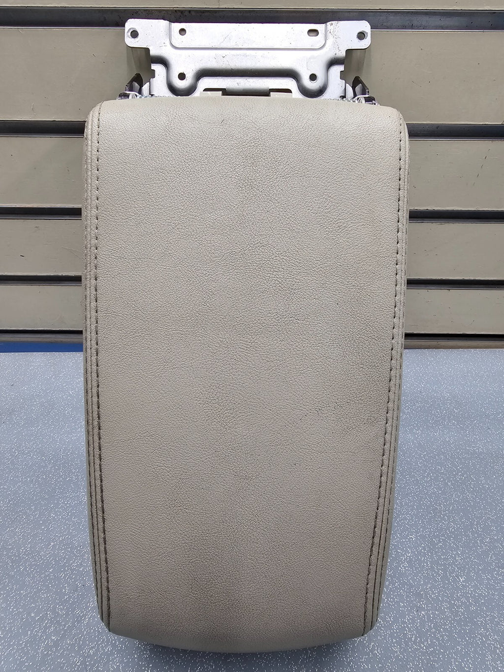 🔥10-14 LEGACY OUTBACK CENTER CONSOLE ARMREST LID COVER TOP PAD ASSEMBLY LT TAN