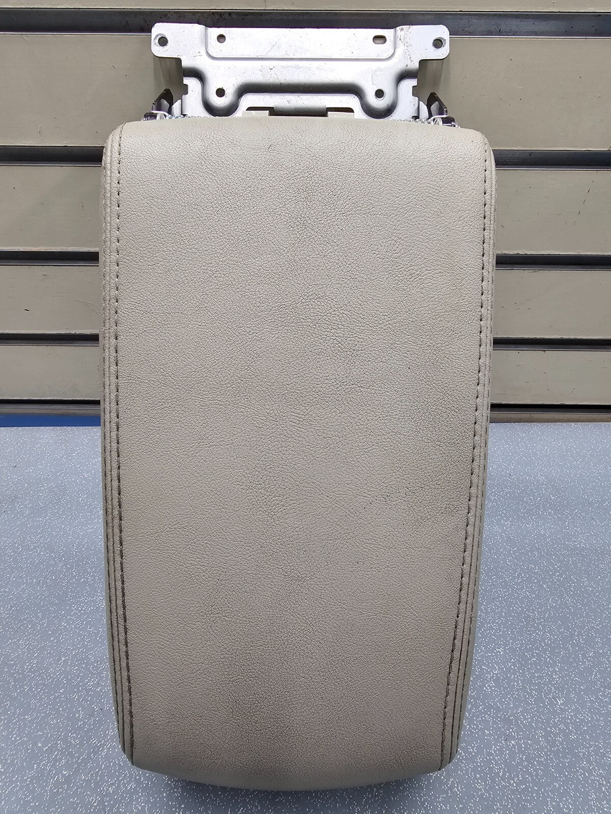 🔥10-14 LEGACY OUTBACK CENTER CONSOLE ARMREST LID COVER TOP PAD ASSEMBLY LT TAN