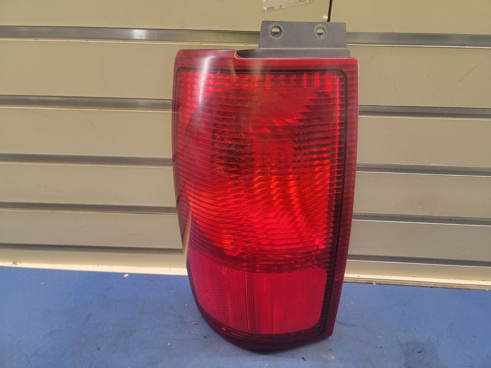 🔥1998-2002 Lincoln Navigator Left Driver Side Tail Light Lamp Outer Assembly