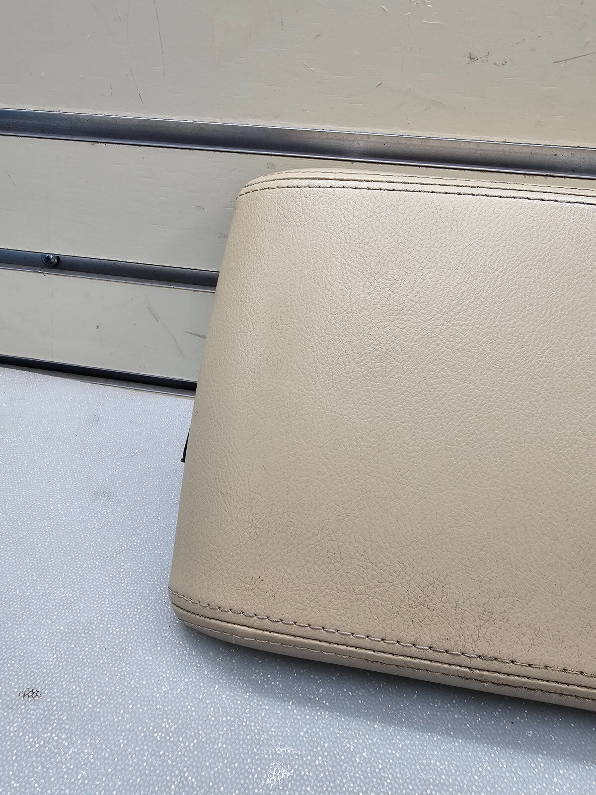 03-05 LINCOLN AVIATOR FRONT CENTER CONSOLE LID COVER ARMREST LEATHER TOP PAD TAN