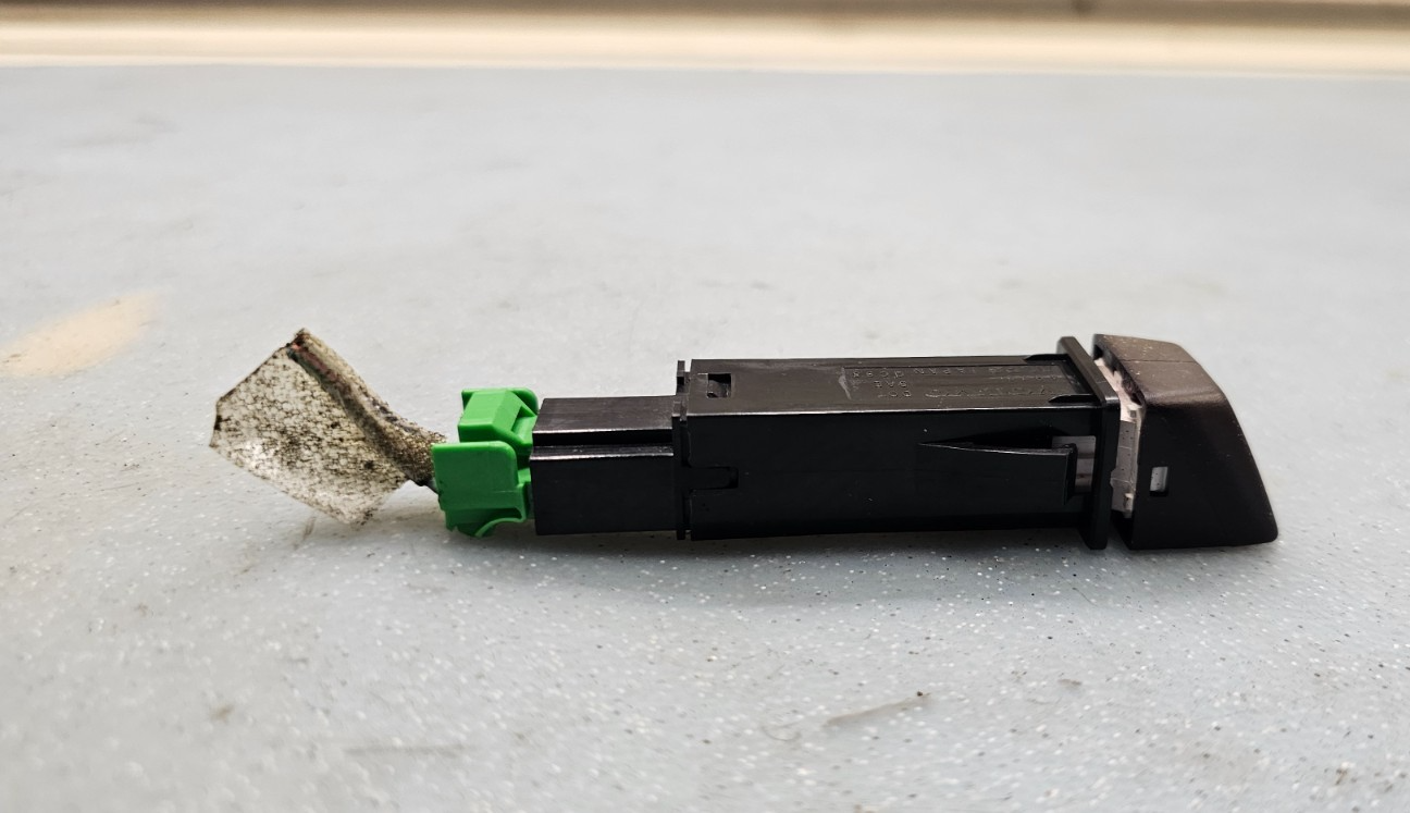 🔥2007-2011 VOLVO C30 C70 S40 V50 XC60 HAZARD EMERGENCY SWITCH BUTTON OEM