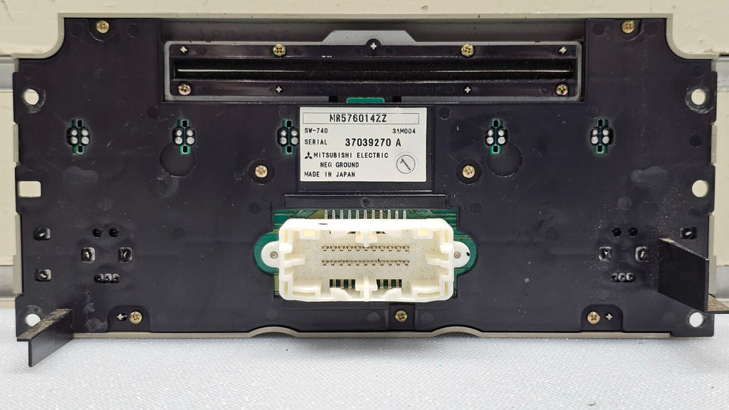 04-05 Mitsubishi ENDEAVOR Dash AM FM Radio CD Player Control Stereo Assembly OEM