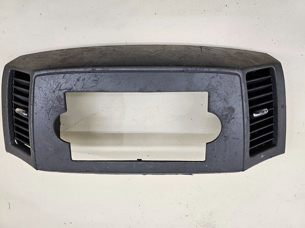 05-07 Jeep Grand Cherokee Center Radio Dash Bezel Trim Panel Surround Balck B30