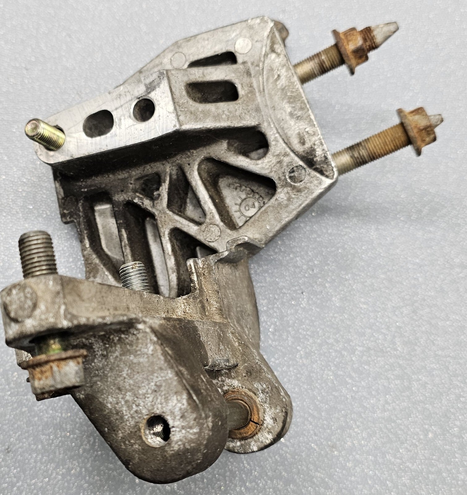 🔥01-05 Honda Civic Engine Motor Post Mount Bracket Timing Side Alternator OEM