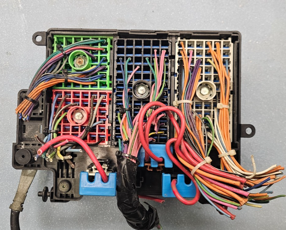 🔥99-02 Silverado Sierra Fuse Box Relay Junction Engine Integrated Power Module