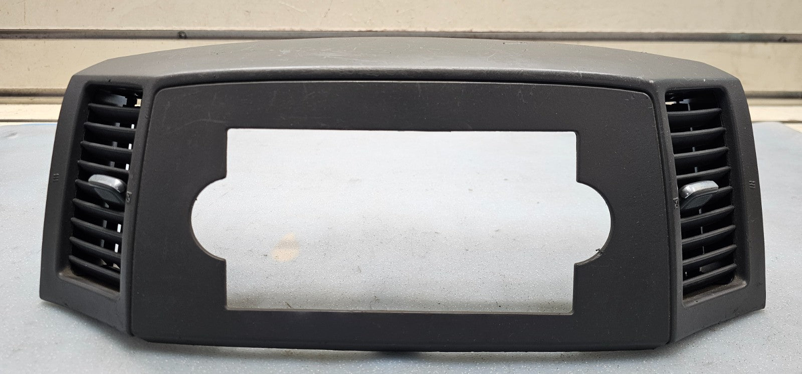 🔥05-07 Jeep Grand Cherokee Dash AM FM RADIO STERE0 TRIM BEZEL PANEL Gray B30