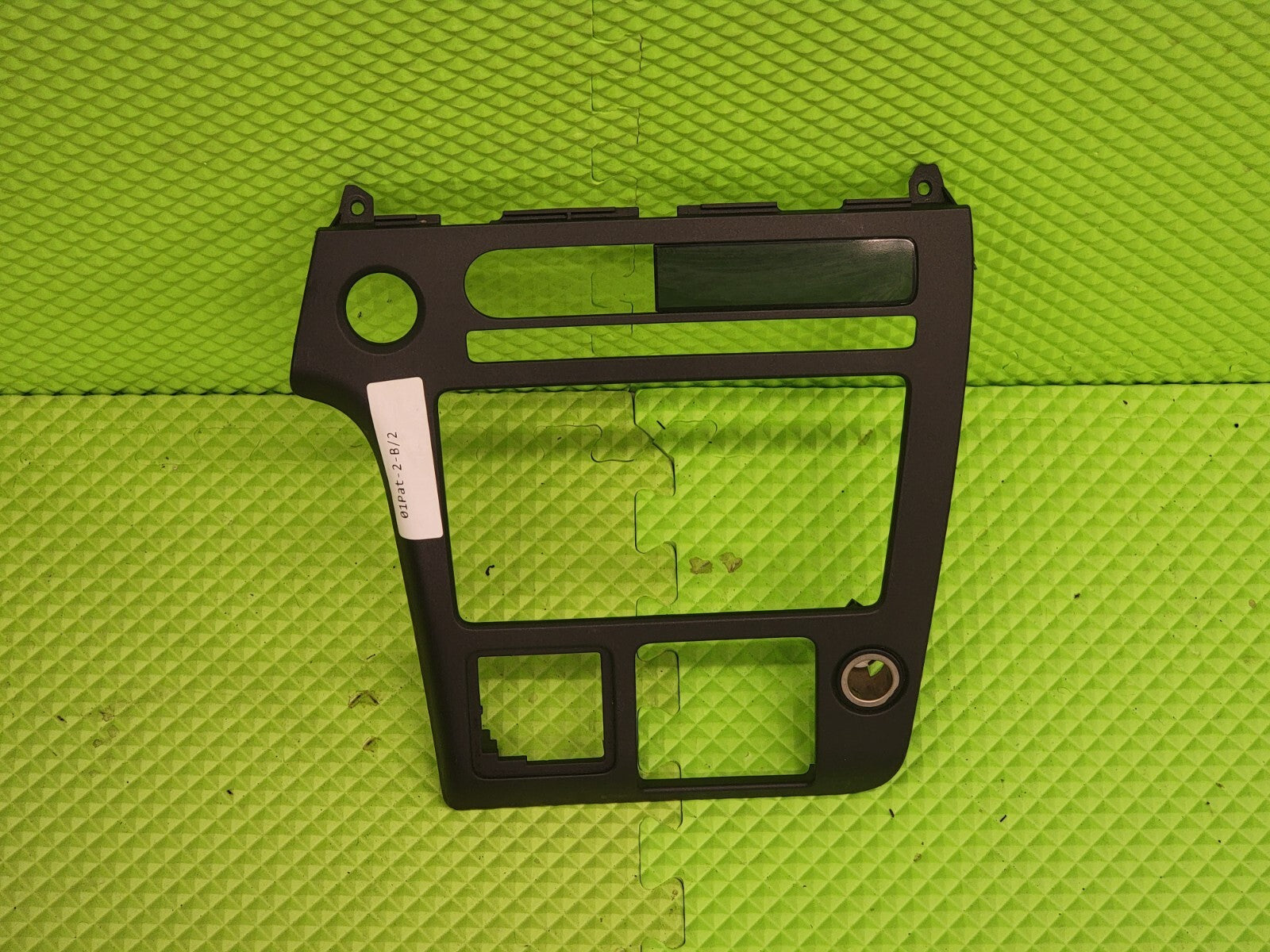 01-04 Nissan Pathfinder INFINITI QX4 Dash Radio BEZEL Center Trim BLACK B19