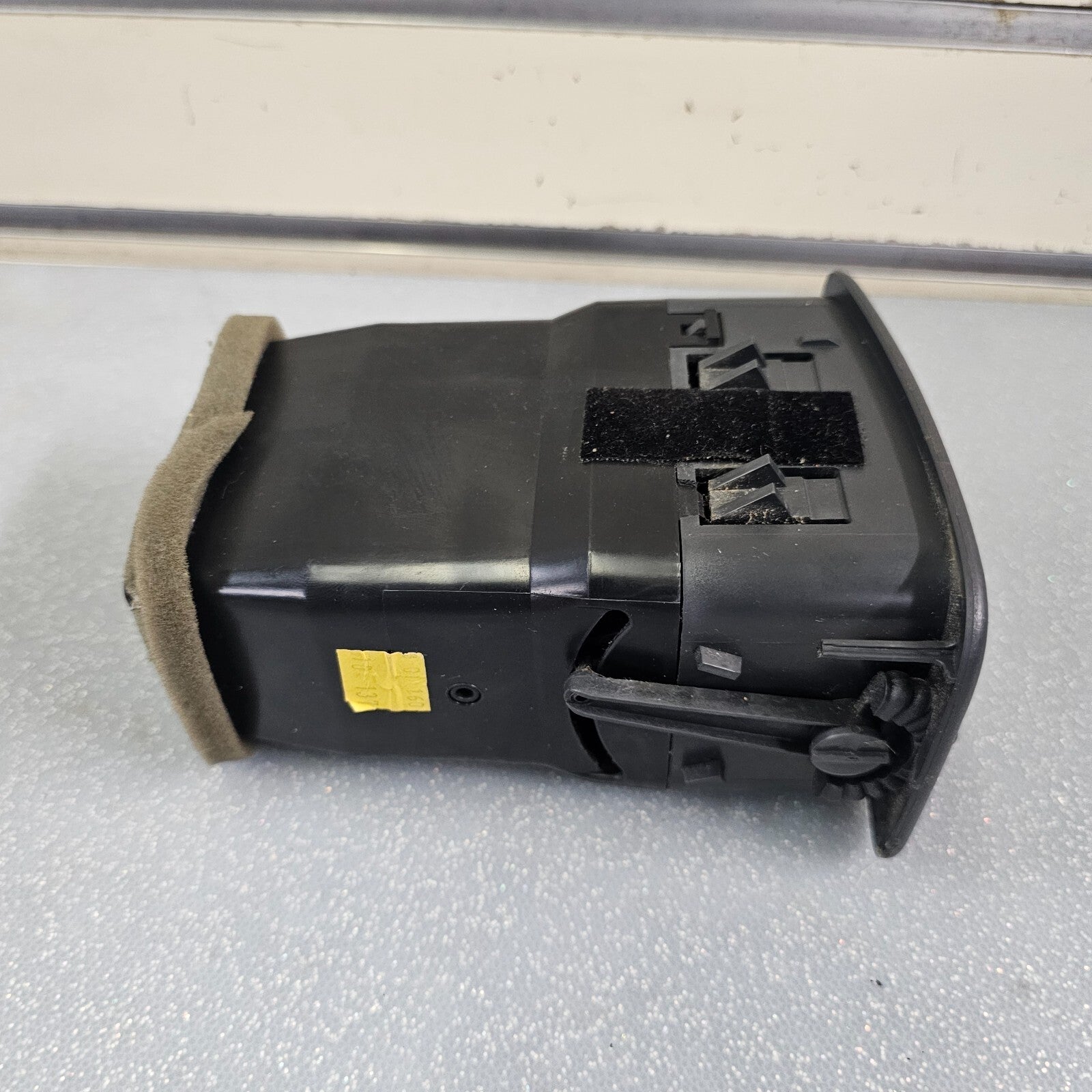 99-06 Silverado ESCALADE Dash A/C Heater AIR VENT Passenger Right GRAPHITE VT11