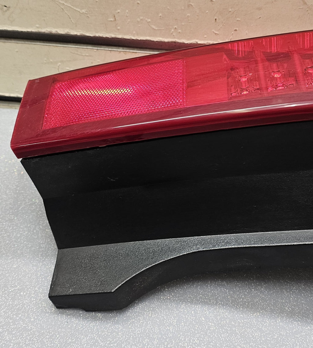 🔥04-09 CADILLAC SRX LEFT DRIVER MASTER REAR BRAKE TAIL STOP LIGHT LAMP ASSEMBLY