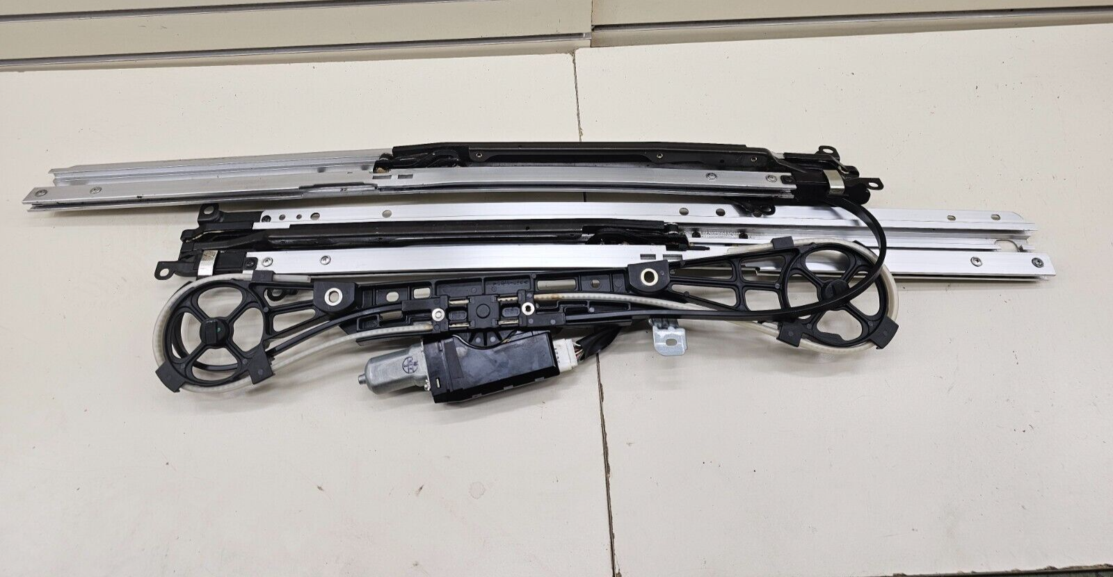 🔥2005-2010 Scion TC Sunroof Transmission Motor Track Assembly OEM