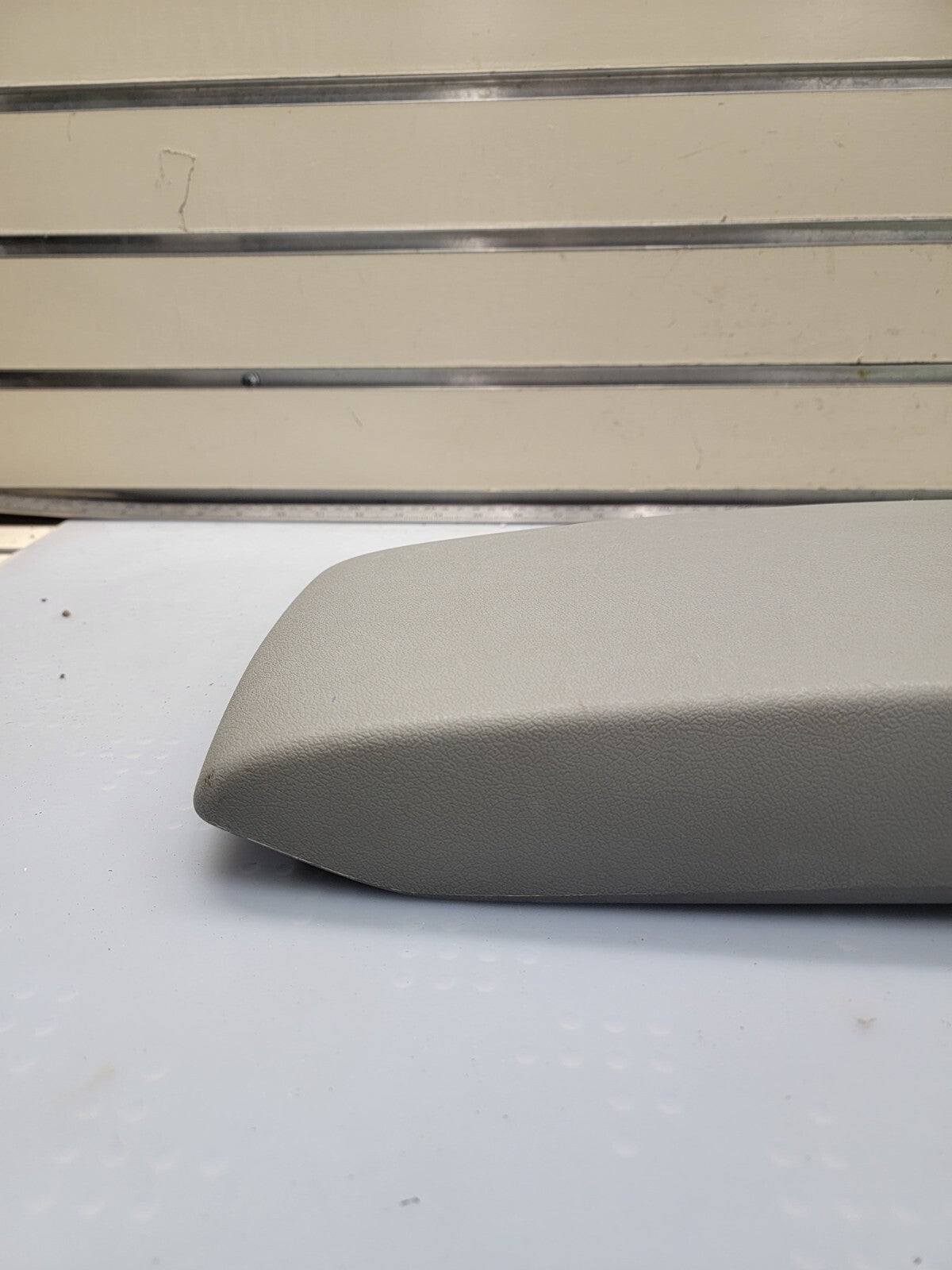 05-07 Chrysler 300 Dodge CHARGER Center Console ARMREST Lid Cover LIGHT GRAY L28