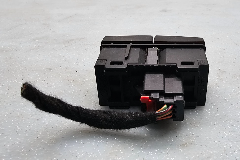 🔥05-07 FORD Focus Emergency Hazard Light Flasher Button Control Switch  BLACK