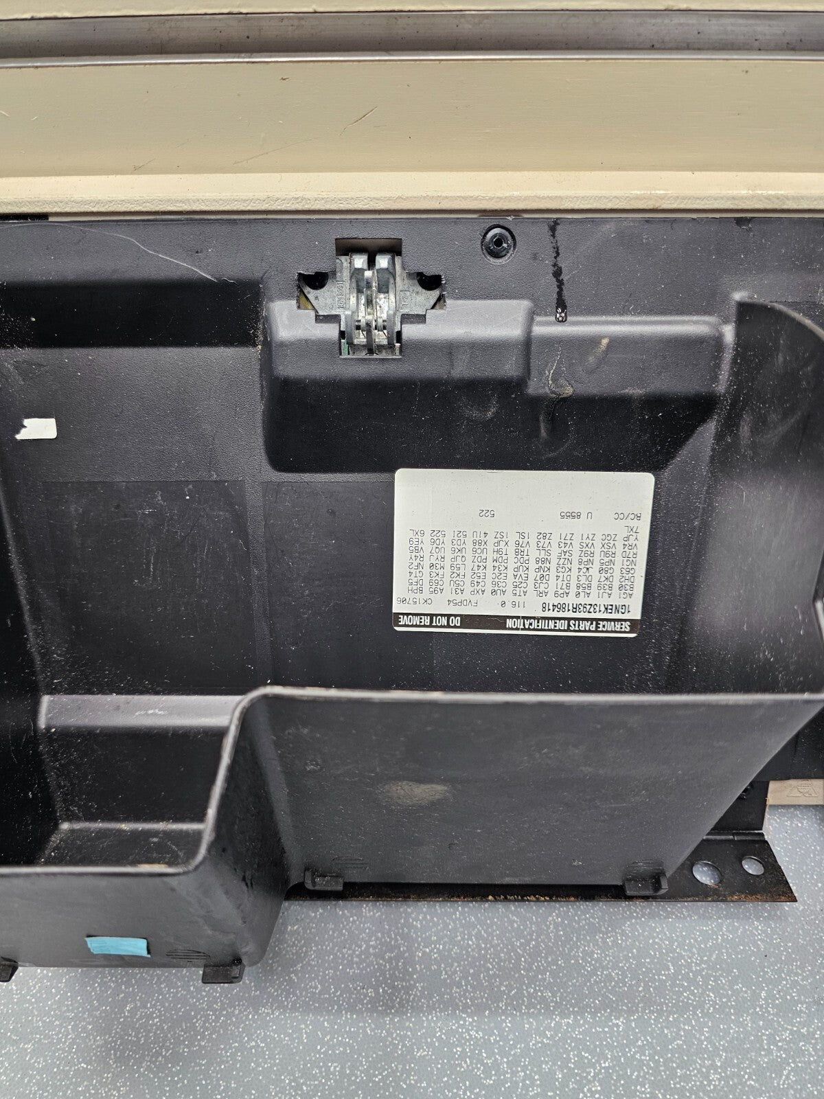 99-06 SILVERADO SIERRA Dash GLOVE BOX Storage Compartment Assembly Light TAN G3