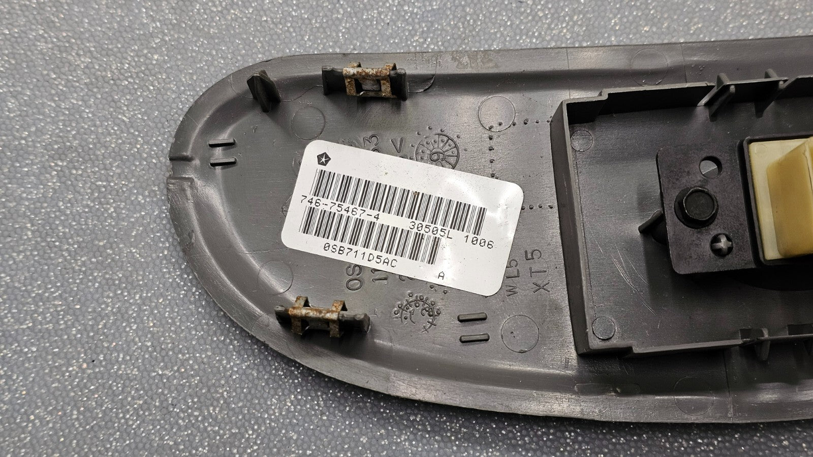 🔥01-07 Caravan Town Country Front Right Passenger Window Door Lock Switch Gray