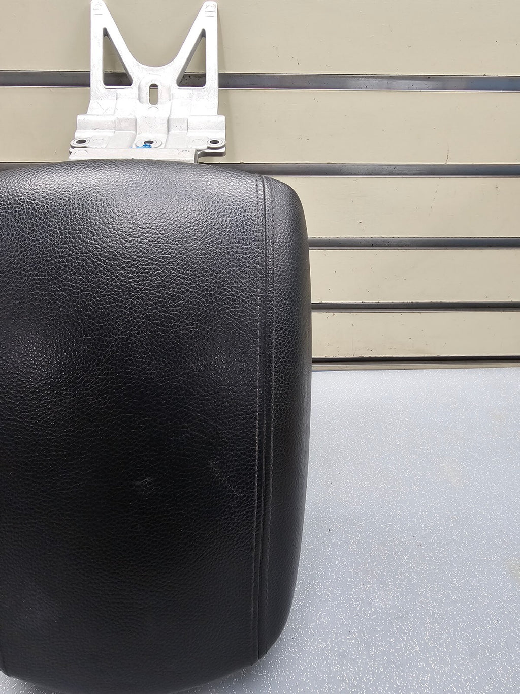 🔥09-11 Kia Borrego Center Console Leather Armrest Lid Cover Assembly Black OEM