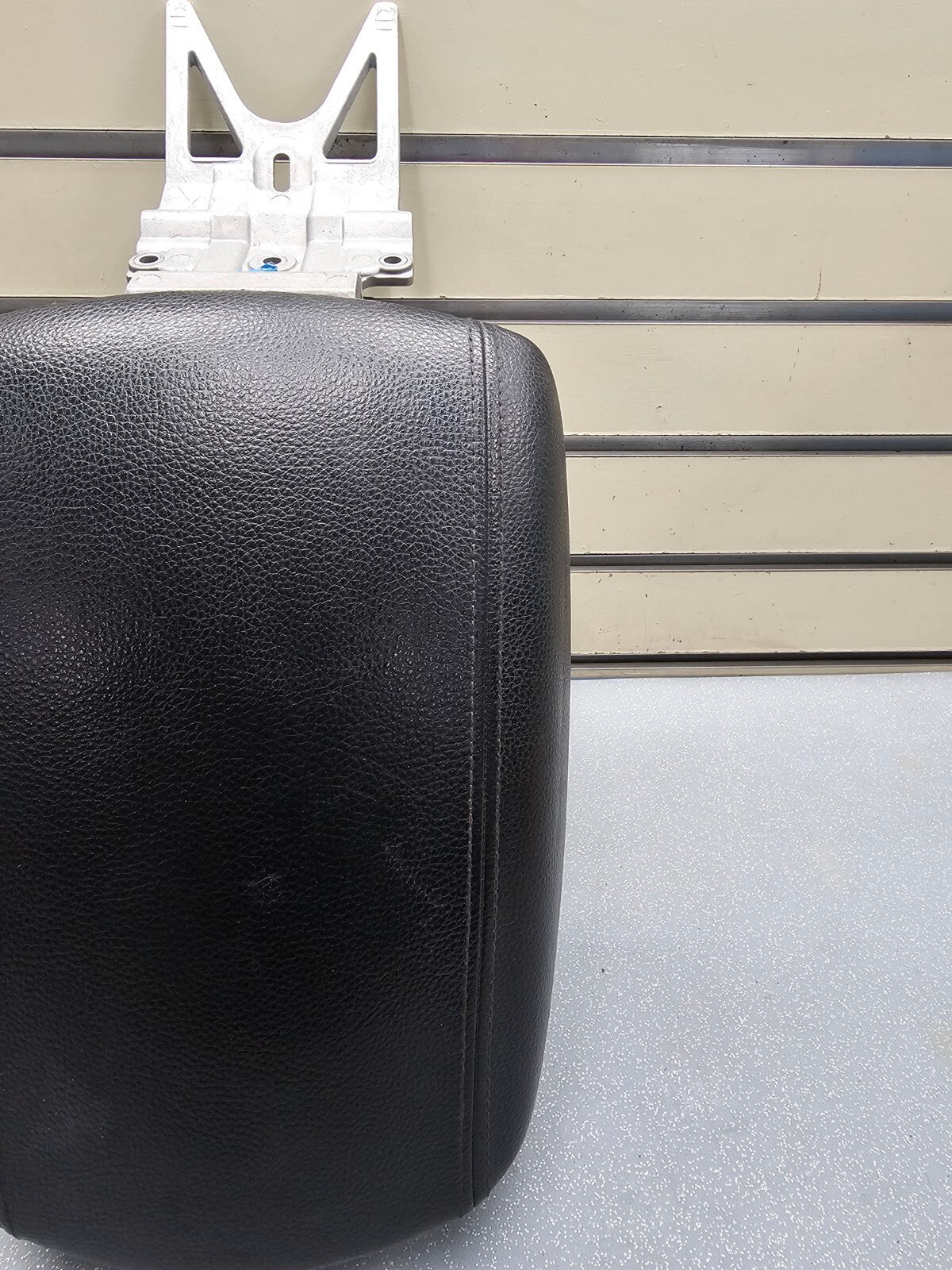 🔥09-11 Kia Borrego Center Console Leather Armrest Lid Cover Assembly Black OEM