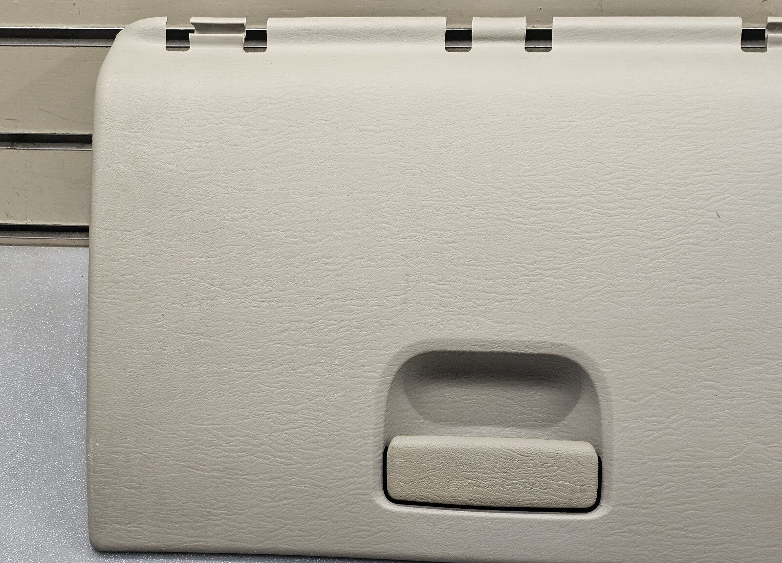 🔥01-07 CARAVAN TOWN COUNTRY VOYAGER DASH GLOVE BOX COMPARTMENT ASSEMBLY TAN