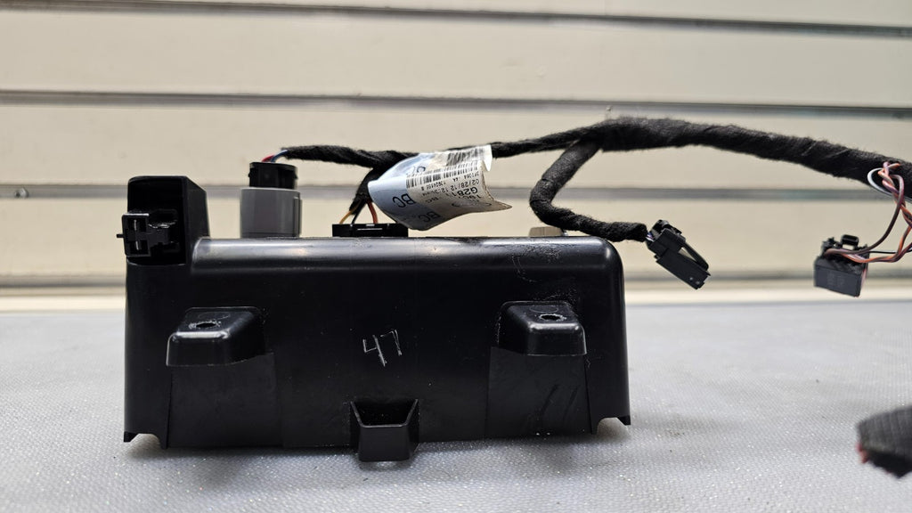 🔥 13-18 LINCOLN MKT REAR POWER OUTLET BLACK OEM