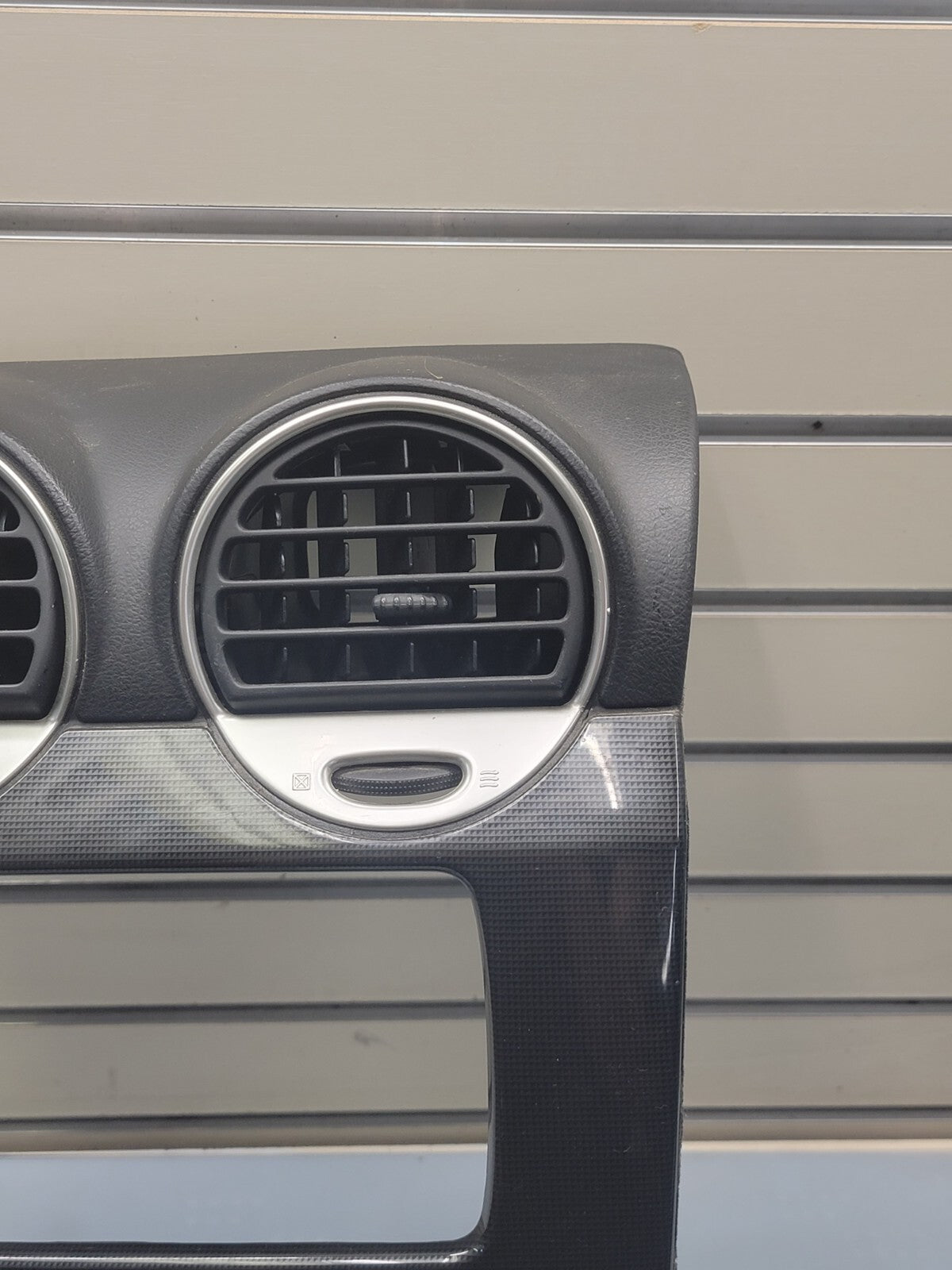 03-08 GMC ENVOY XL FRONT RADIO DASH VENT BEZEL CLIMATE CONTROL carbon fiber B45