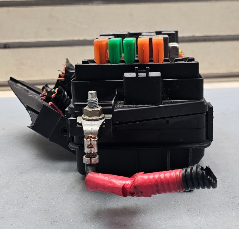 🔥00-05 DEVILLE SEVILLE Engine Fuse Relay Box Wiring Harness Junction Block