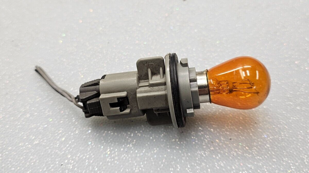 08-13 Nissan Rogue 99-04 Infiniti Turn Signal Light Bulb Socket Corner Flasher