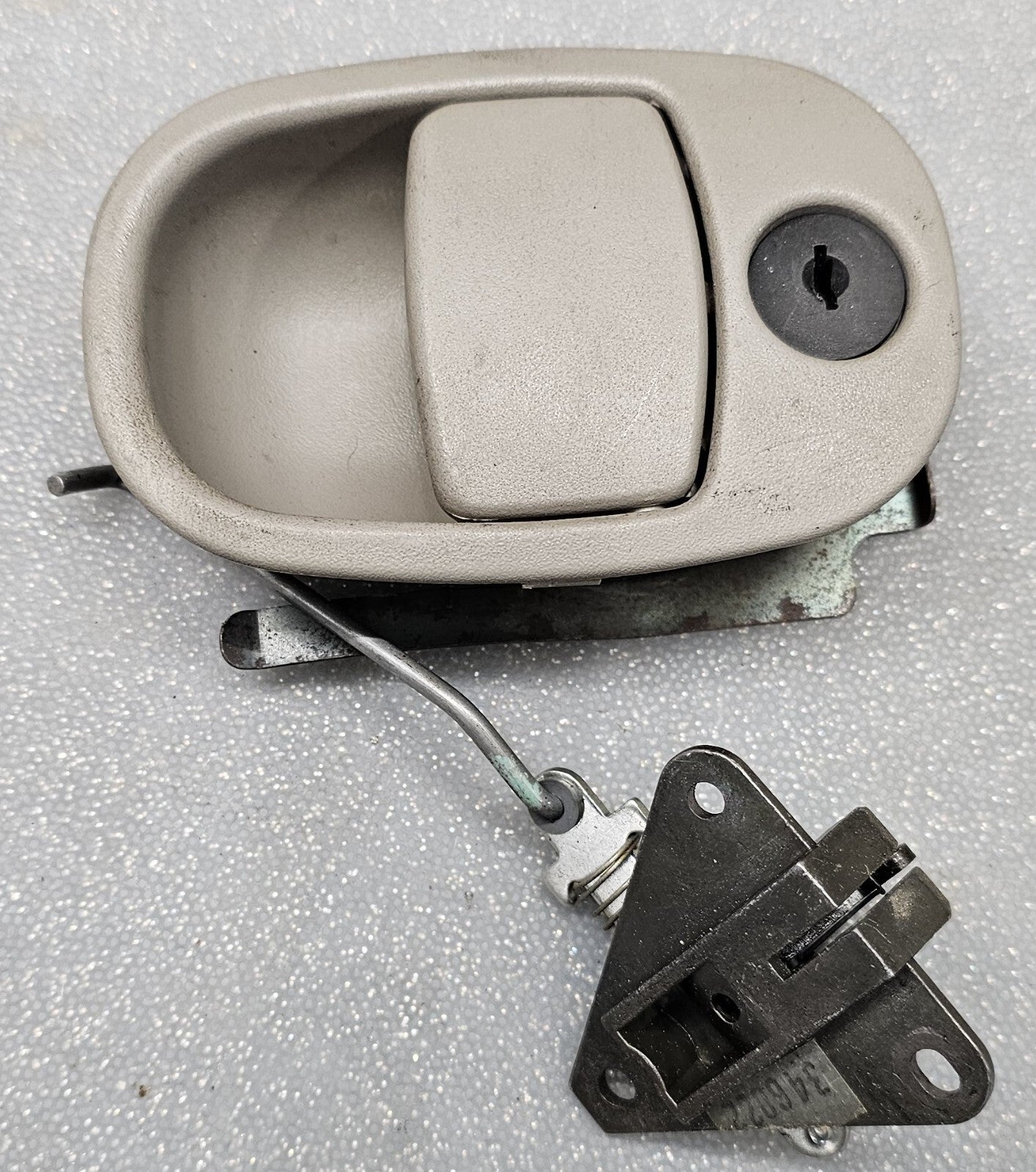🔥2005-2009 Chevrolet Equinox GLOVE BOX LATCH LIGHT GREY