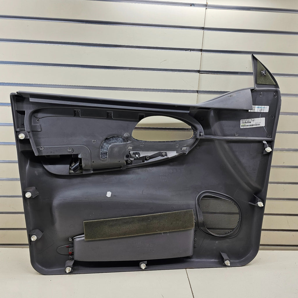 02-09 CHEVY TRAILBLAZER Door Panel  FrontRIGHT Passenger armrest GRAY -silver D8