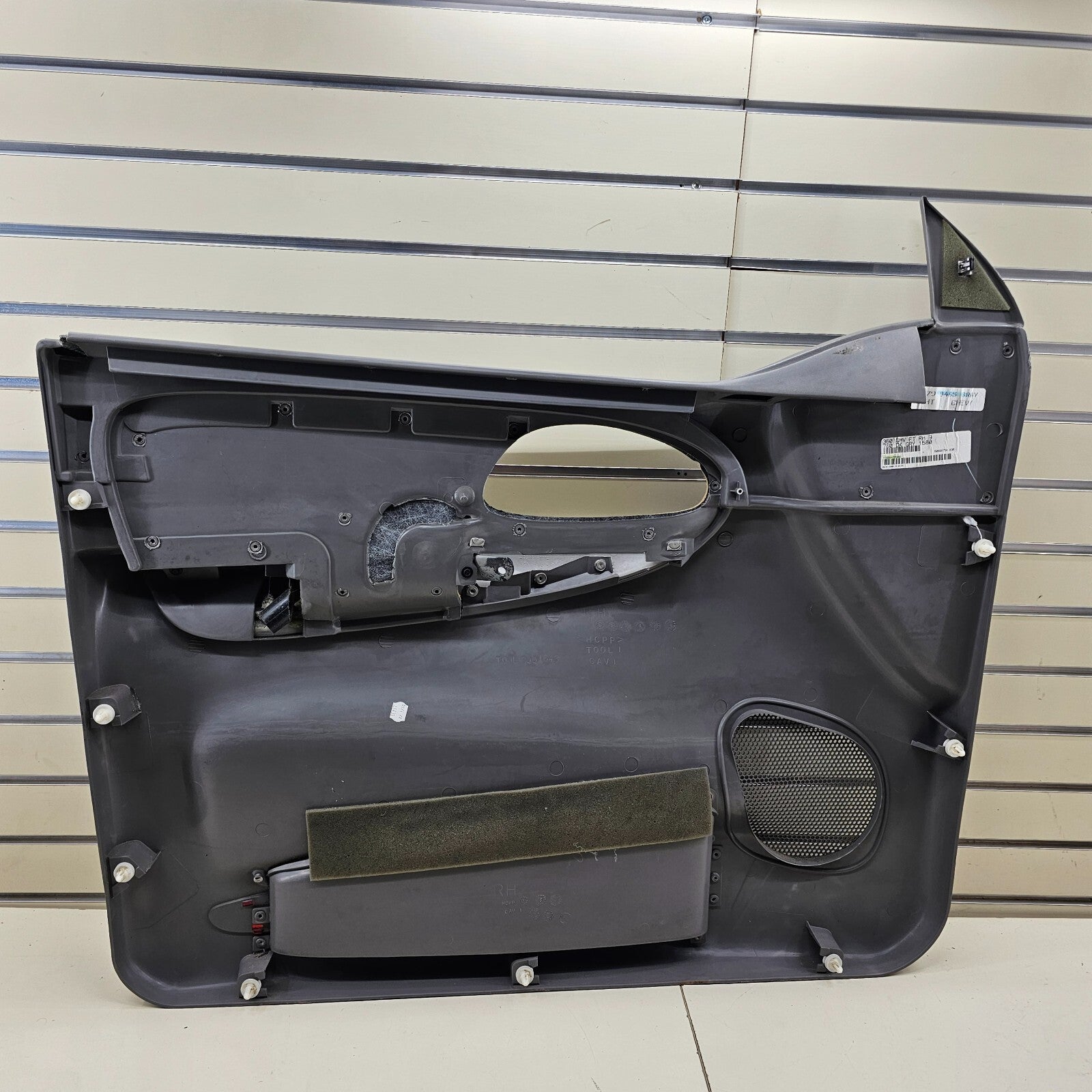 02-09 CHEVY TRAILBLAZER Door Panel  FrontRIGHT Passenger armrest GRAY -silver D8